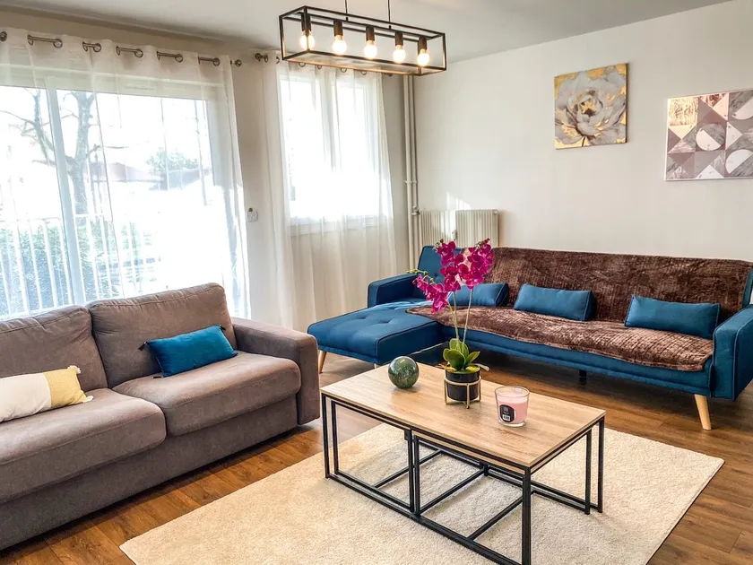 Modern 2-bedroom with balcony/terrace/free parking - Image 1