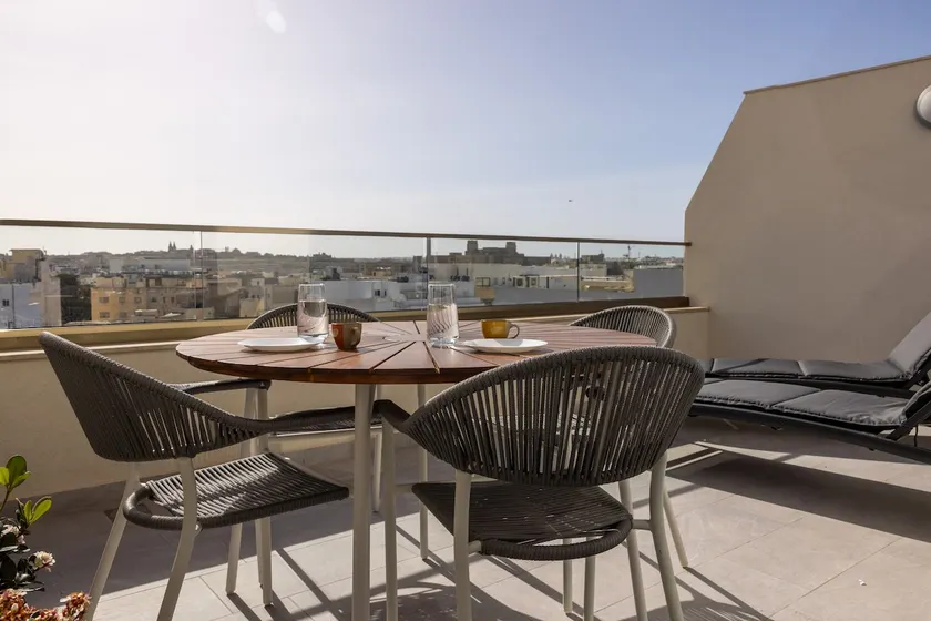 Penthouse with sunny terrace - Image 1