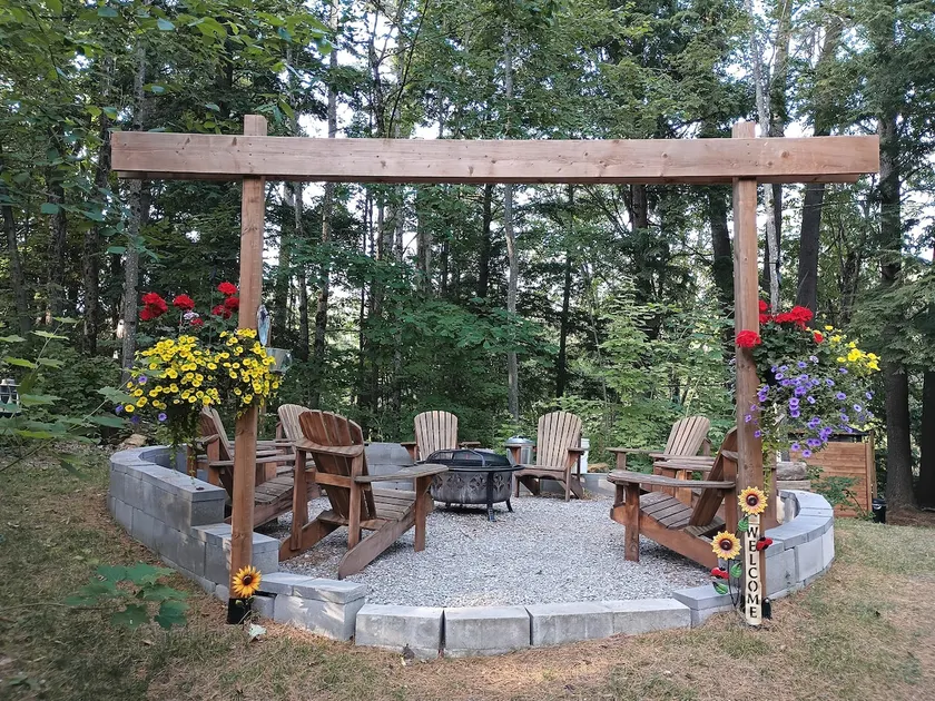 Waterfront Cottage w/king bed, hot tub, theatre, gym & more - Image 1