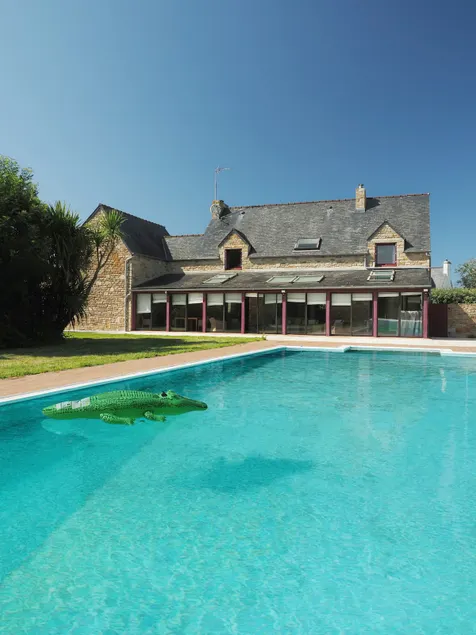 Outdoor pool & beaches within walking distance – House sleeps 8 - Image 1