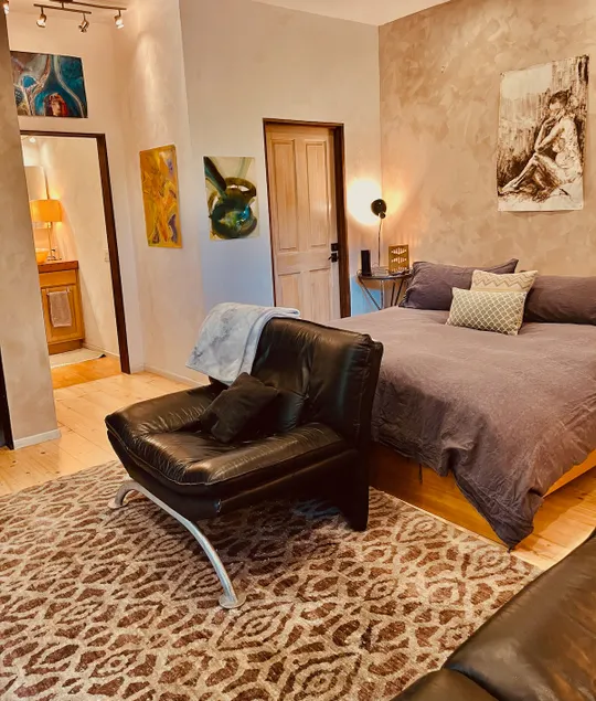 Zen Oak Retreat, Serene, Artistic Pvt. Parking/AC - Image 1
