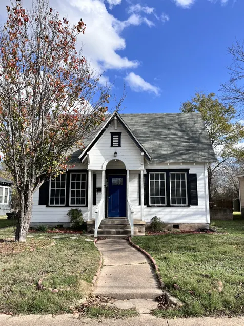 Cottage Retreat with Starlink & Small-Town Charm - Image 1