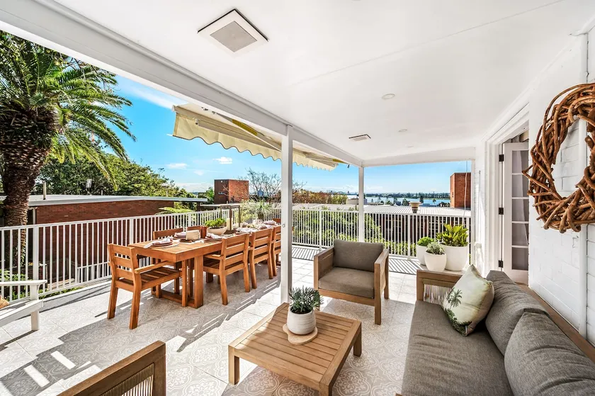 -City Centre - Views - Private Garage - Ducted Air - Image 1