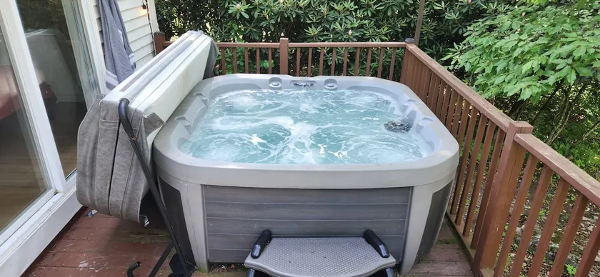 Lakefront • Hot tub • Kayaks • Fire Pit • Fishing - Image 1