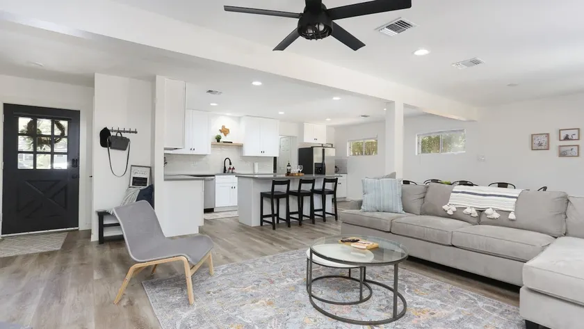 Location! Dog Friendly+2 KING Beds+Grill+Sleeps 9 - Image 1