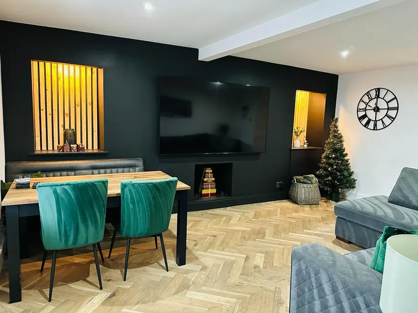 Spacious apartment with hot tub - Image 1