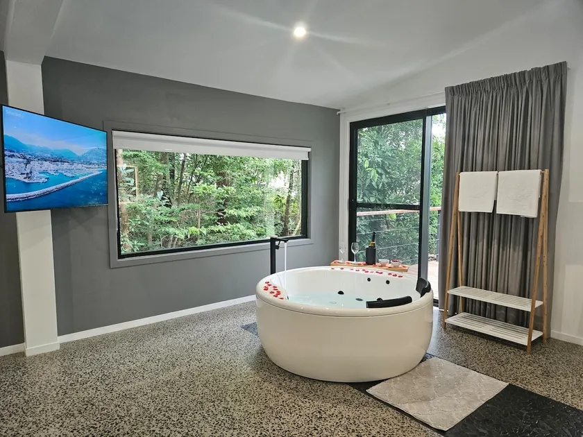 R&J Couples Retreat spa cabin Cairns - Image 1