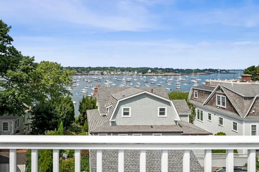 Rooftop View & King-Size Comfort - Image 1