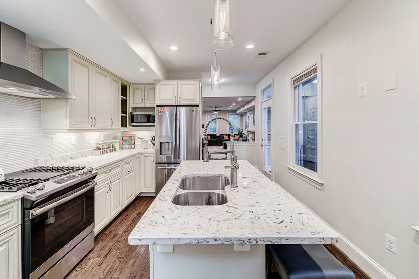 Contemporary, Cozy, & Convenient in Old Town - Image 1