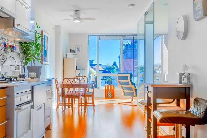 Chic Modern 1-bedroom Condo • Chinatown • Balcony - Image 1