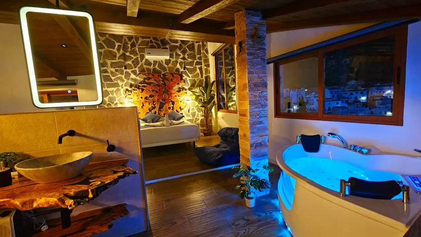 Atractiva casa vacacional ideal para familias con terraza y jacuzzi | Vistas a la montaña - Image 1
