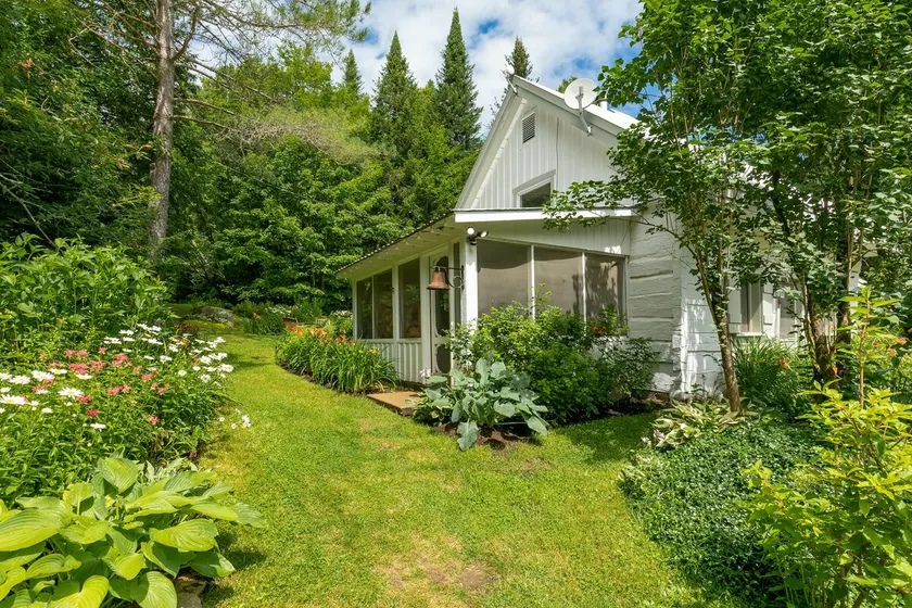 Cozy lakeside cottage - Image 1