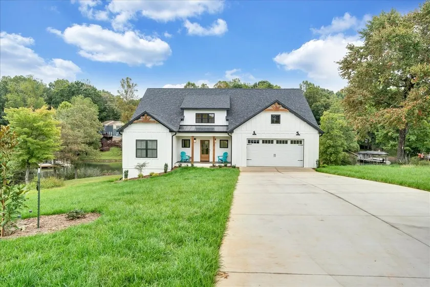 Smith Mountain Lake Retreat - Image 1