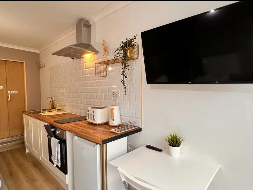 Cosy & Convenient space near M1, EM Airport & City - Image 1