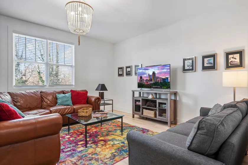 DWELL-Downtown:a modern pad w/3 BR slps 6 comfort! - Image 1