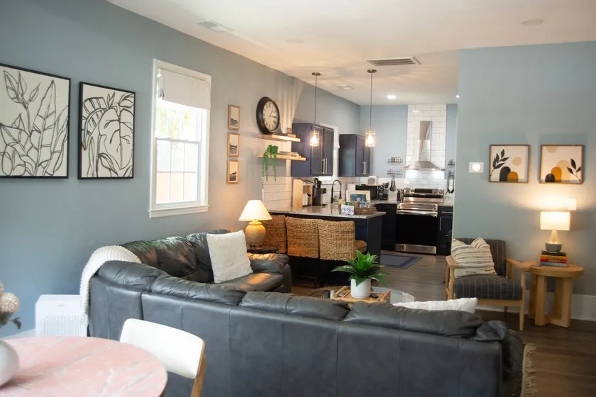 Price cut! Pet friendly, sleeps 8 w/ 2 fencedyards - Image 1