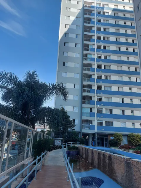 APT next to GRU 8 people - Image 1