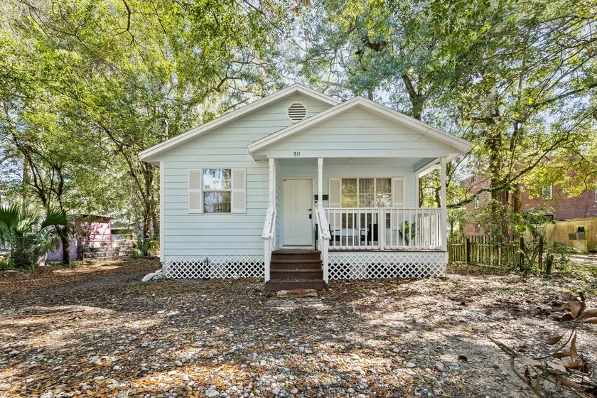 Trendy Gator Bungalow - Image 1