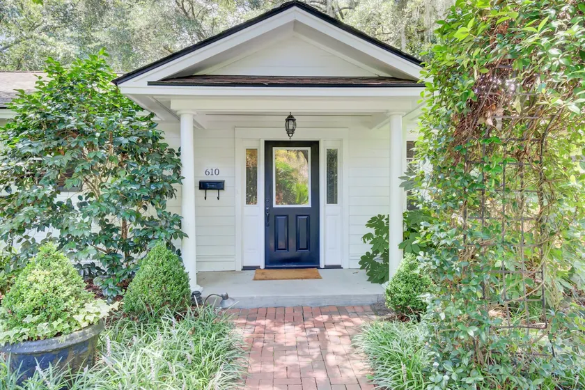 The Bungalow at Linwood - Charming Guest House - Image 1