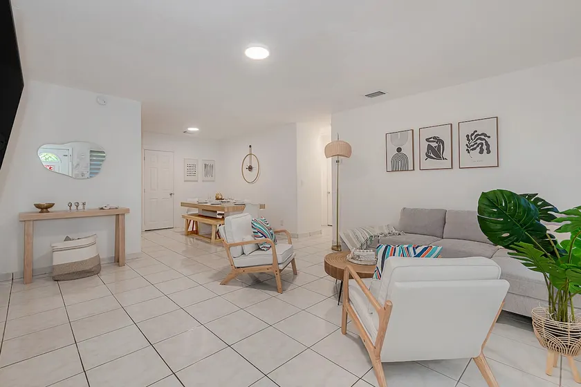 Charming & Airy Home Just Minutes from the beach - Image 1