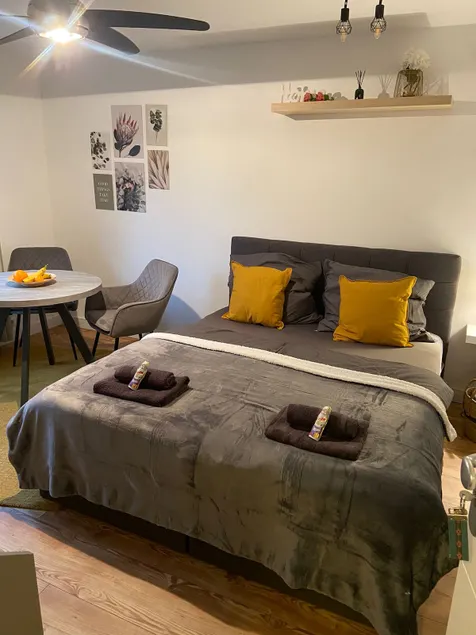 Greenside Apartment, air-conditioned - Work & Travel - Image 1