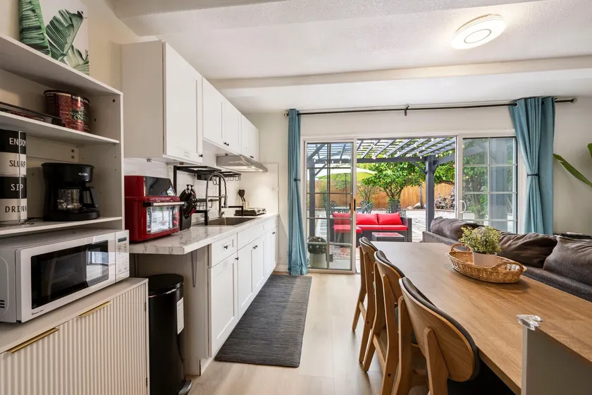 Garden view | 7-min to airport | King bed, A/C - Image 1