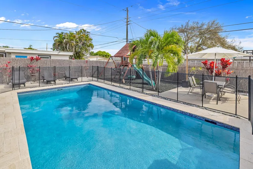 4BD Villa: 4-Hole Mini Putt | Playset | Salt Pool - Image 1