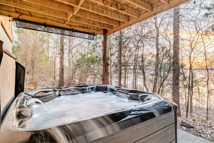Romantic Lakefront Cabin 1BR Pvt Hot Tub & Dock - Image 1
