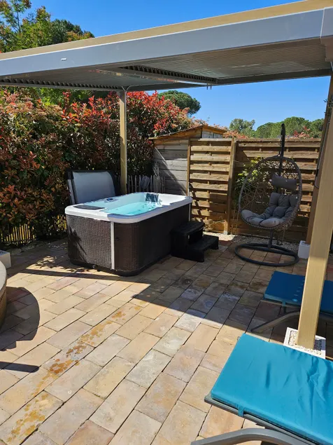 Cottage with outdoor hot tub - Image 1