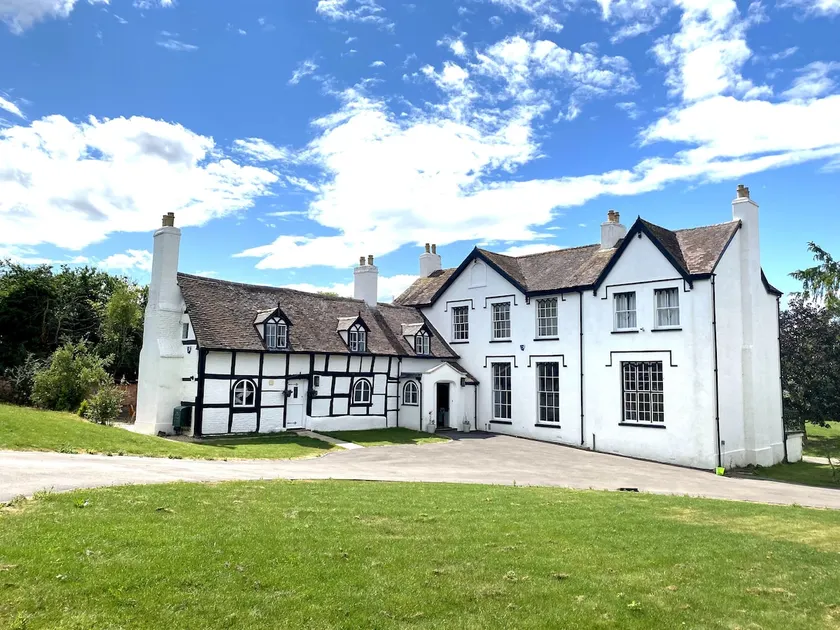 Cotswold Cheltenham, whole house with hot tub - Image 1