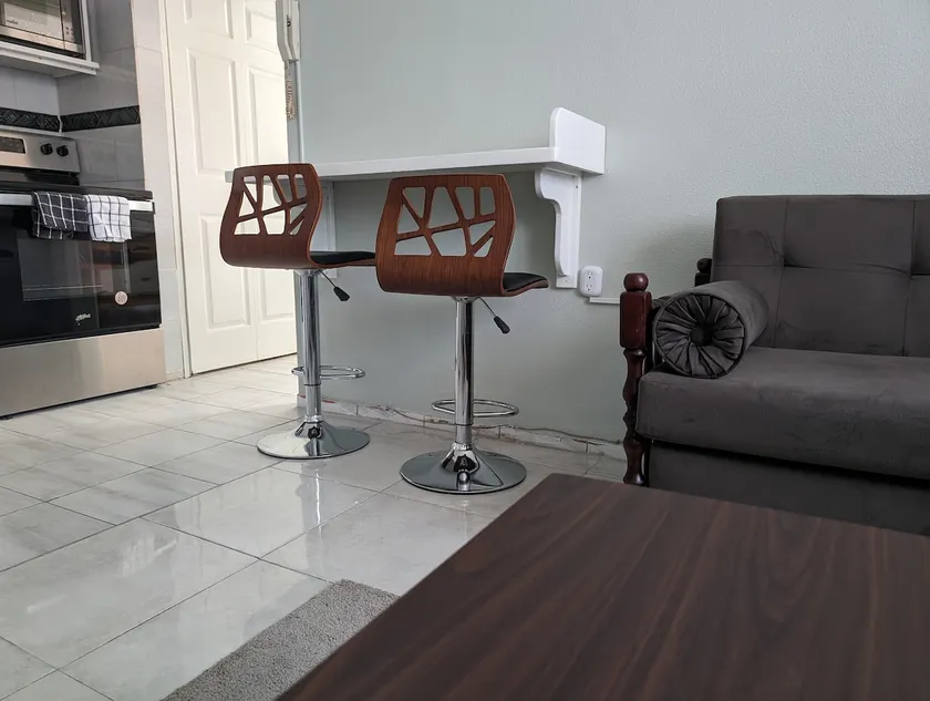 1 Bedroom Apartment in Kingston, Very Central - Image 1