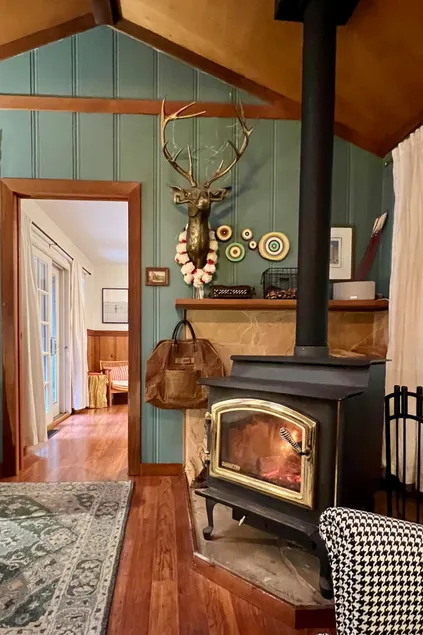 Redwood cabin retreat + spa + dogs + A/C + creek - Image 1