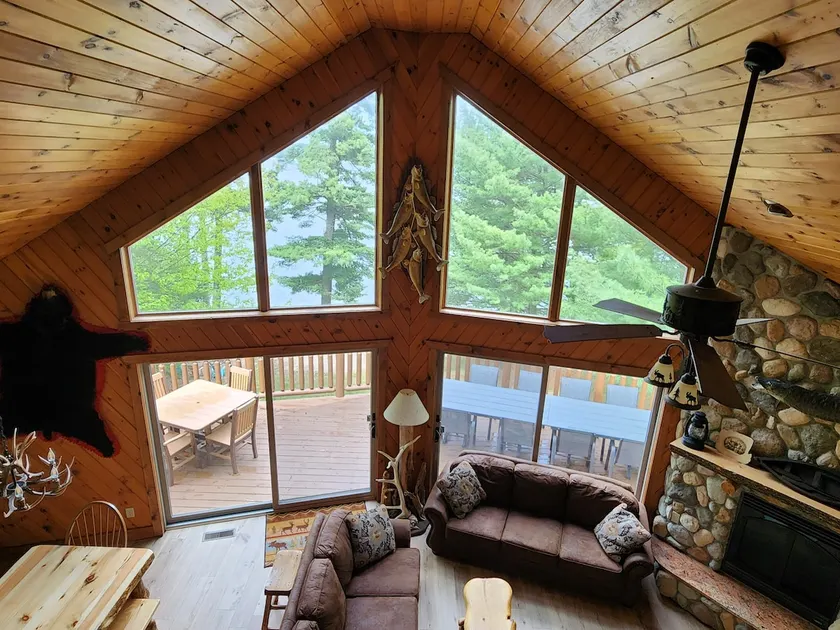 7BR Lake Cabin with great fall view. Close to town - Image 1