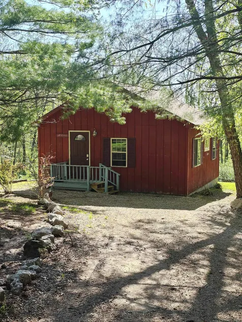 River Rail Retreats Red Cabin - Image 1