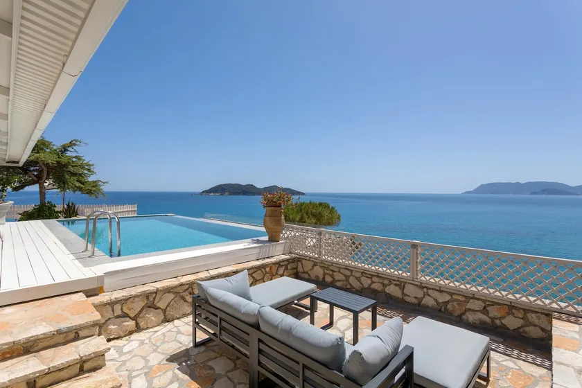 Azzure Vista Seafront Villa - Image 1