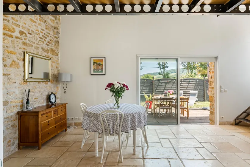 Typical cottage in golden stones - Image 1