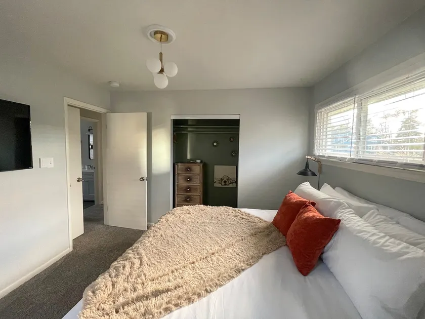 *King bed+Pet Friendly+fenced yard* - Image 1