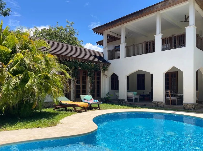 Private Indian Ocean Villa for 8 - Image 1