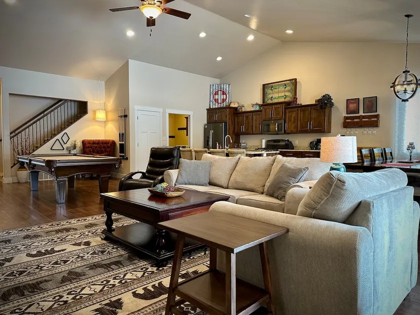 Gorgeous Home, Pool Table, Ideal for Families - Image 1