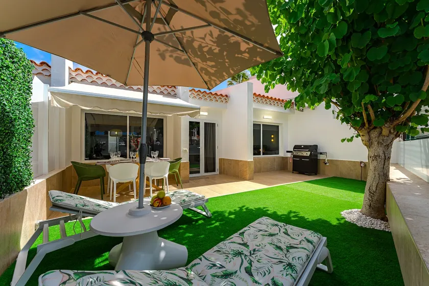 Pool and grill. Sunny House Island Village. - Image 1