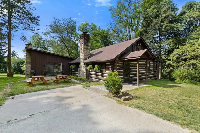 Log Cabin in Oglebay, Wheeling - Image 1
