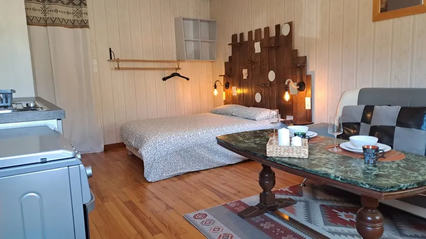 Fully-equipped studio in townhouse - Image 1