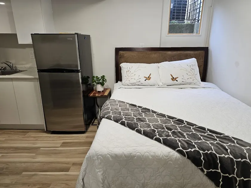 Cozy Modern Studio in Oakville | Free Parking - Image 1