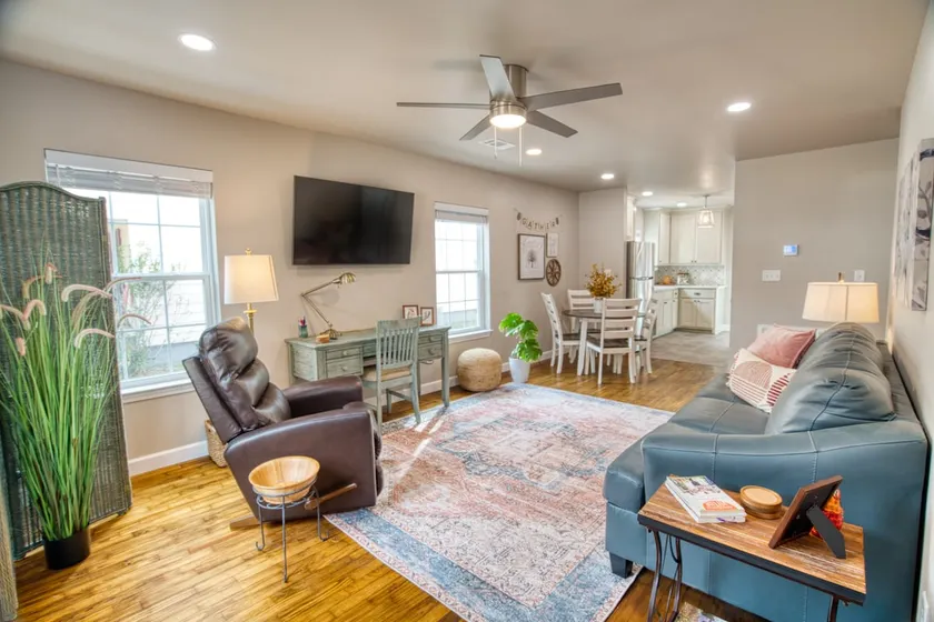 Bluebird Cottage w/ King Size Bed - Image 1