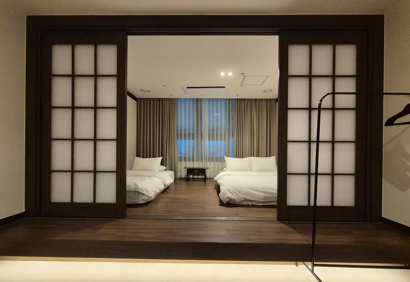 4-4/ 213 Central Seoul, Free Buffet Breakfast - Image 1