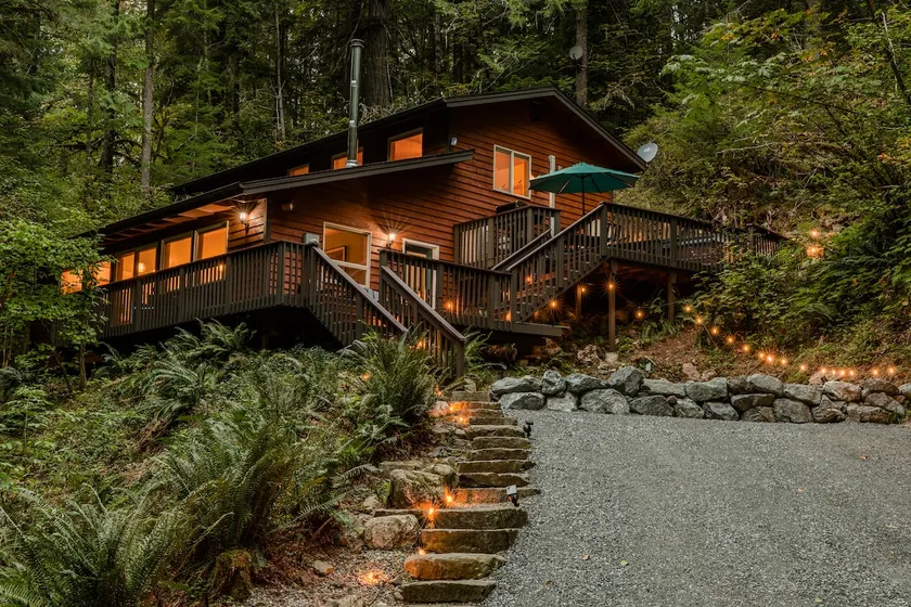Mt. Baker Cabin - AC, Hot Tub, BBQ, WiFi, EV - Image 1