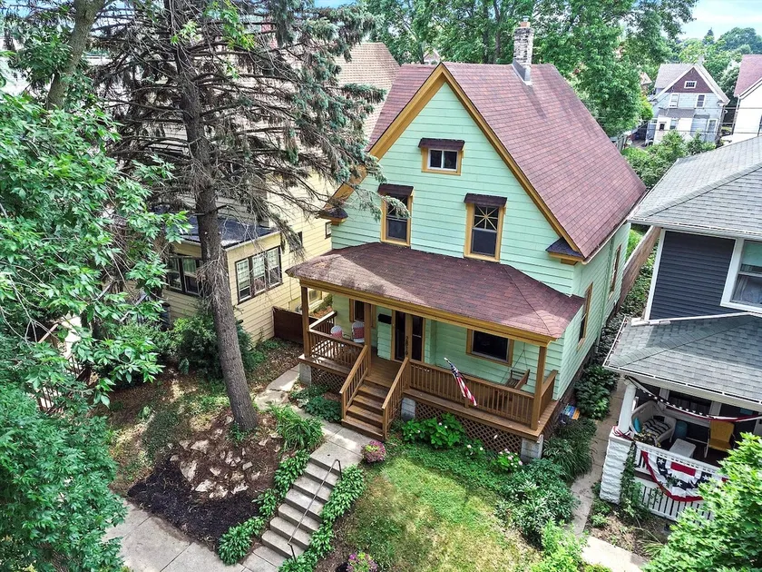 The Waypoint Victorian 4BR Bay View Residence - Image 1