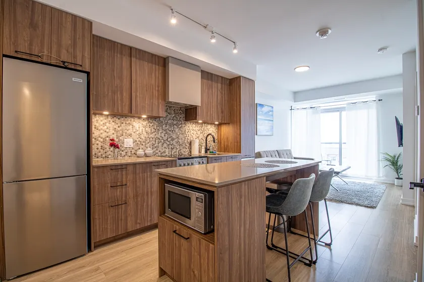 Modern & Luxury 1+Den Condo w/Parking - Image 1
