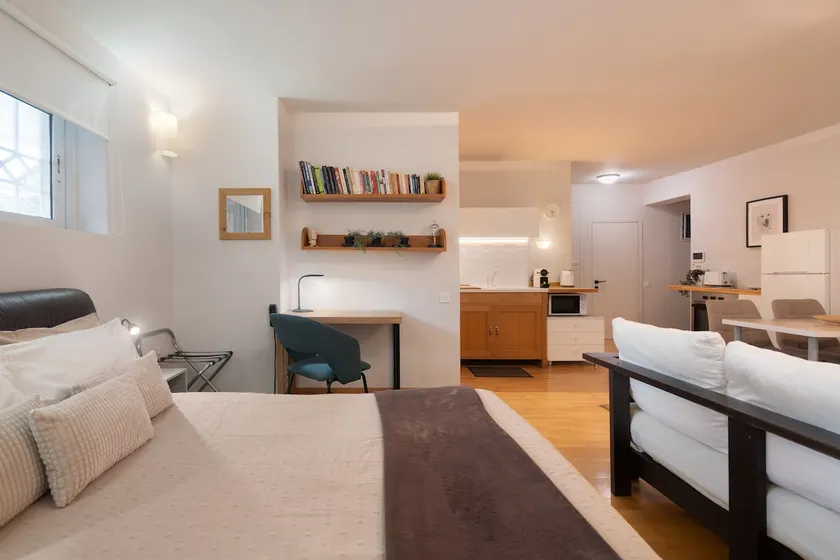 Bright, Cosy Studio close to Glyfada Beach & Center - Image 1