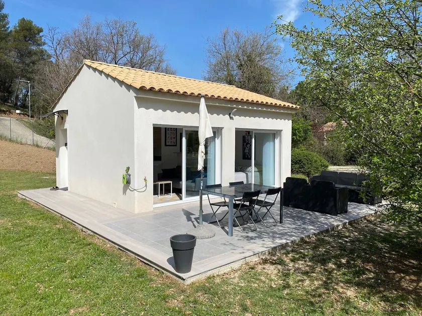 Guest house with garden - Image 1